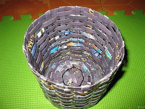 用废杂志手工编织创意废纸筐,废纸篓