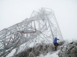 冰雪压垮80吨铁塔 两百人昼夜抢修西昌供电无忧 