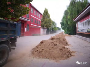 襄汾赵康 一学校门前被堆土阻挠 众师生无奈泥地中跋涉