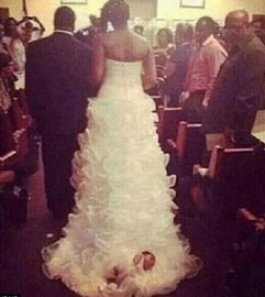 未满月女婴绑婚纱上拖行 参加亲妈婚礼仪式 图
