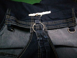 背带裤的扣子怎么弄 不是日子扣 是那种 后面有一个大铁环 铁环有两个带子 前面是两个半圆的铁环 这 