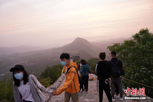 北京 游客在古北水镇 夜游长城 