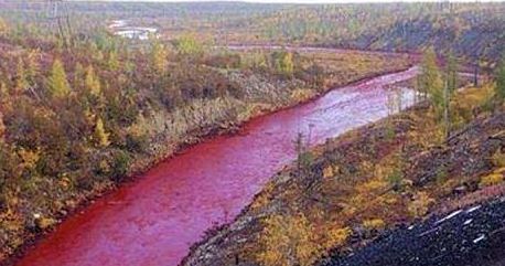 血色河流 一条下雨就变 血红色 的怪河,毒蛇遍布两岸