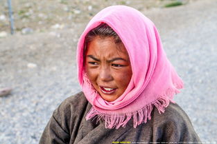 纳木错湖边的藏族小孩