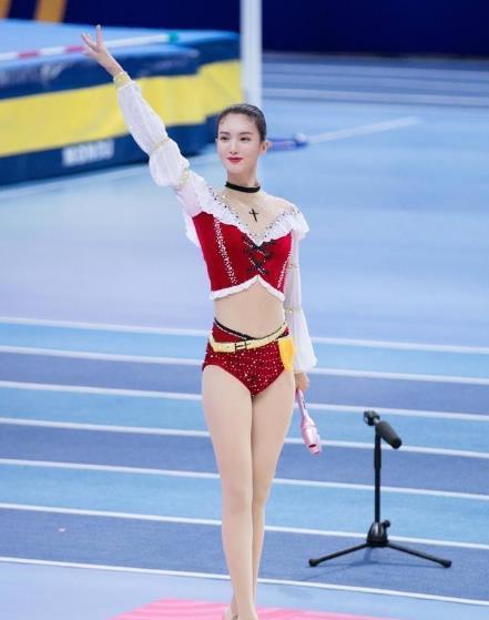 俄罗斯体操女神米赛,因发育太快,被迫退役,后转行成知名模特