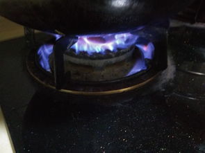 燃气灶保洁盘的地方漏火是怎么回事？求大神解答？