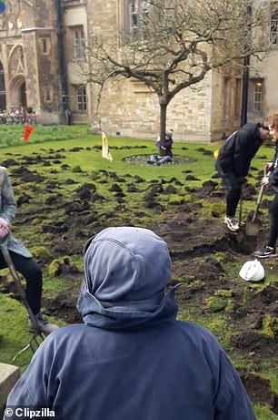 乱挖草坪还 捆绑 牛顿苹果树 英环保示威者在剑桥引众怒
