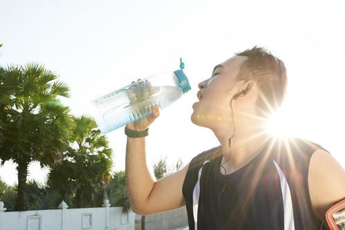 喝水减肥法有没有效减肥到底每天喝多少水呢