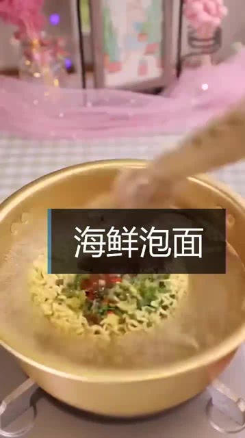 给女友买的烧鸡也不吃,竟然一个人偷偷在厨房做泡面 