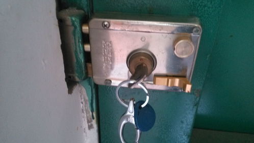 门锁反锁拧不动二道锁怎么解决