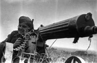 卫国战争期间战场上漂亮的苏联女兵