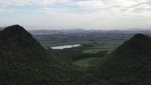 传闻这里有一块风水留体大地,叫鼎锅山,确实很漂亮啊,大家请看 