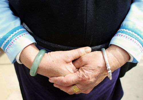 女人戴银手镯好处多,戴在哪一只手能 排毒 很多女人搞错了