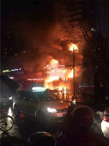 又双叒叕着火了 上海一家店铺突然起火 周边的商户都