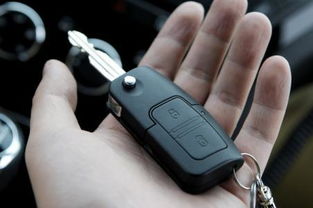 在没有原配车钥匙,只有备用钥匙的时候,车子一开门就报警,怎么解除 