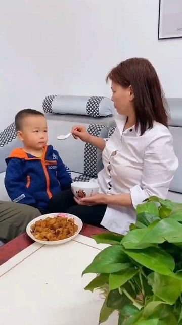 孩子不吃饭怎么办,看完这个视频,你就学会了让他吃饭 