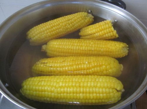 还在用清水煮玉米 难怪玉米又硬又不好吃,多加一步,玉米更香甜