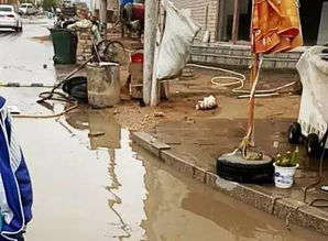 同心银平路石狮中学路口下雨积水难出行,网友全家总动员水泵脸盆一起上 