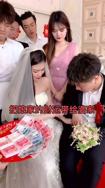 新娘即使要出嫁了,还是心系着娘家,是个好女孩 