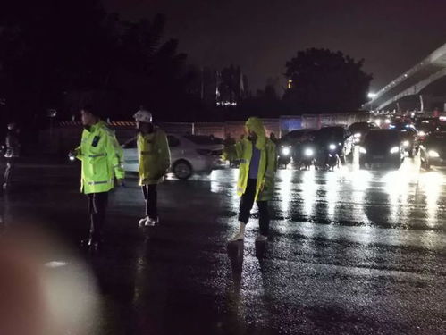 雨中赤脚,站出一道文明的风景线