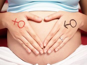 原创孕期，孕妇子宫内羊水“不足”，或许尿液有这2个表现，早知早好
