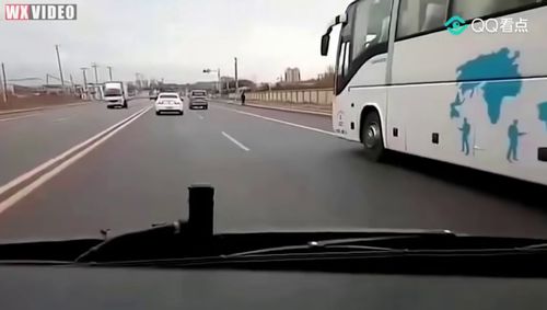 大巴车失控撞上大货车 