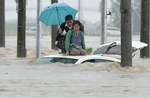 河南暴雨宝爸开车接娃放学,车却漂浮起来了,孩子惊恐 爸爸后怕