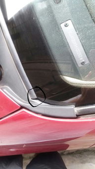更换汽车挡风玻璃后,汽车挡风玻璃与下方的胶条有松动,对车有什么影响 