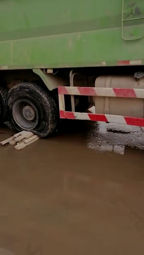 卡车轮胎漏气,司机把它开木堆上,此操作到底啥含义 