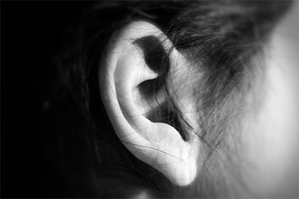 耳朵烫是什么预兆 耳朵发热的吉凶预测