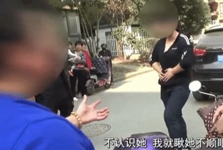 女子走在路上,突然被陌生人掌掴,打人者 我就是看她不顺眼