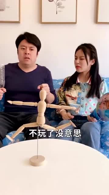 女儿和爸爸竟在家玩这种游戏,是亲生的吗 看智商不太像啊 