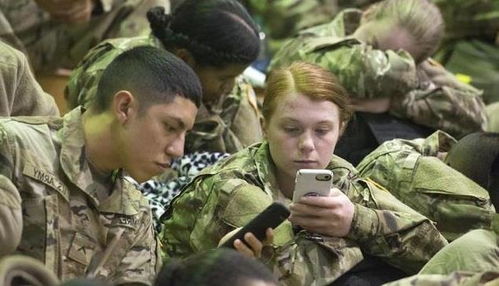 军人为啥不让随便玩手机 曾经一张自拍照导致一国损失上百亿