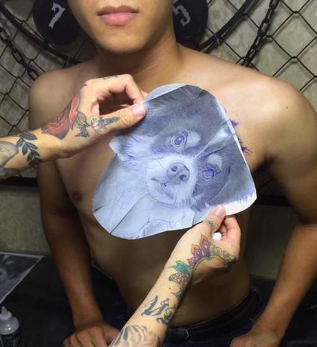 男子胸口有女友头像的纹身,分手后男子将纹身改成了狗