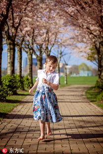 国外5岁男娃最爱穿裙当小美妞,开明爸妈 放养 鼓励追求天性 