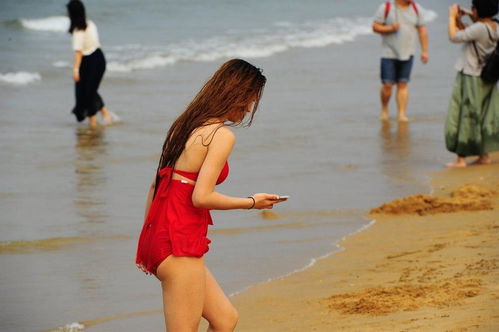 女子齐胸海水中持iPhone忘我自拍 