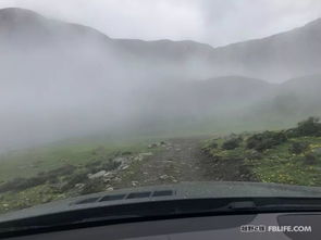 奔驰GL单车单人自驾贡嘎雪山自虐之旅 悬崖边走,车陷泥地