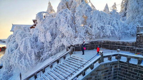 励志迎新年的诗;室外大雪纷飞迎春节的诗？