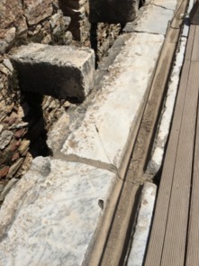 揭秘土耳其千年前妓院厕所 青石板上排排坐 