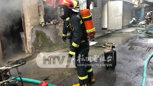 紧张 杭州一老房子猛烈燃烧,楼里还有人被困,消防车却被一辆奥迪挡道