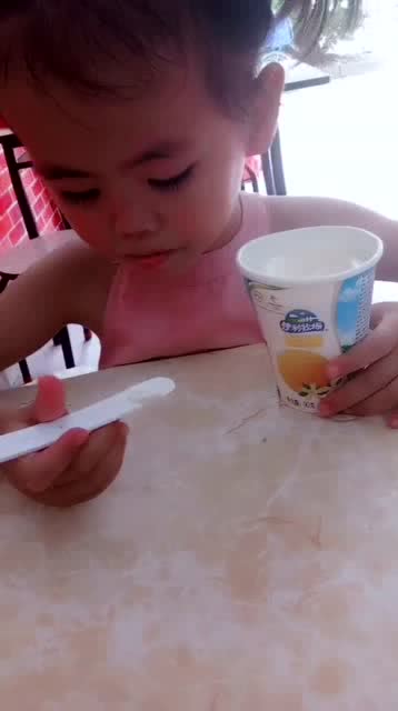 每个小孩都好喜欢吃冰淇淋 