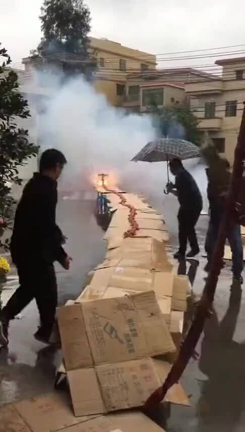 下雨天,为了放炮也是拼了 