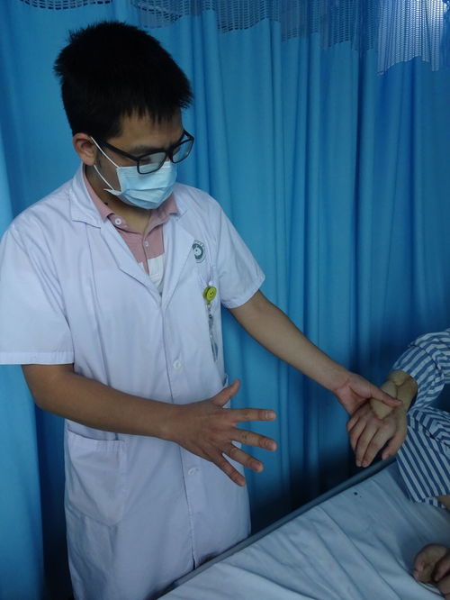右手溃烂面临截肢,广州医生帮其 修补 创口并重建手功能