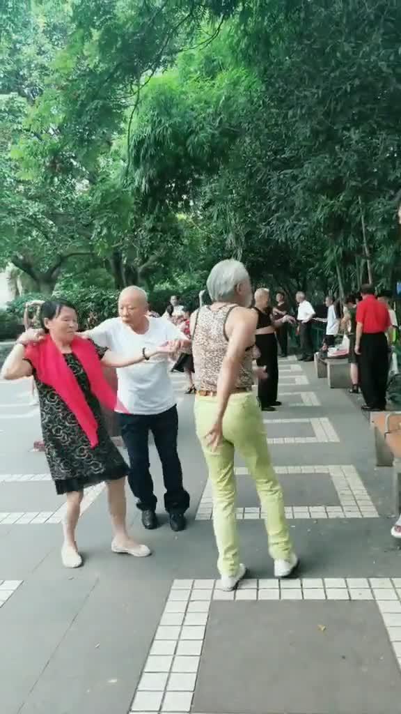 80岁的老人跳舞是如此的精神 