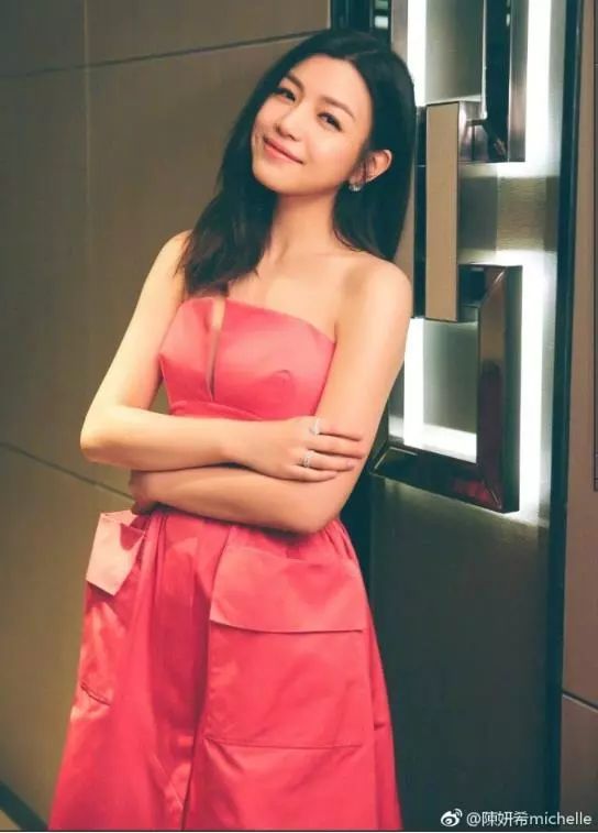 微博分享桃粉色抹胸短裙出席活动,陈妍希身材姣好笑容甜美 