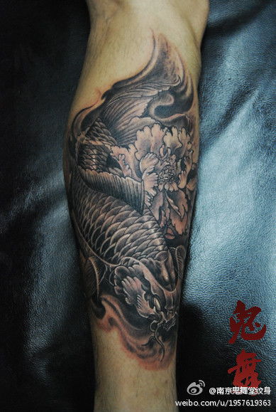男生腿部潮流经典的黑灰鲤鱼纹身图案 