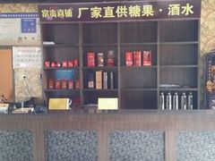 岳阳明月大酒店，临近什么地方