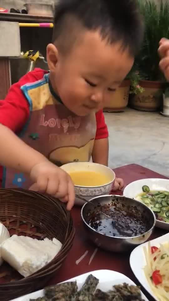 小孩见大人吃辣椒那么爽,自己也尝了一口,结果发现都是骗小孩的 