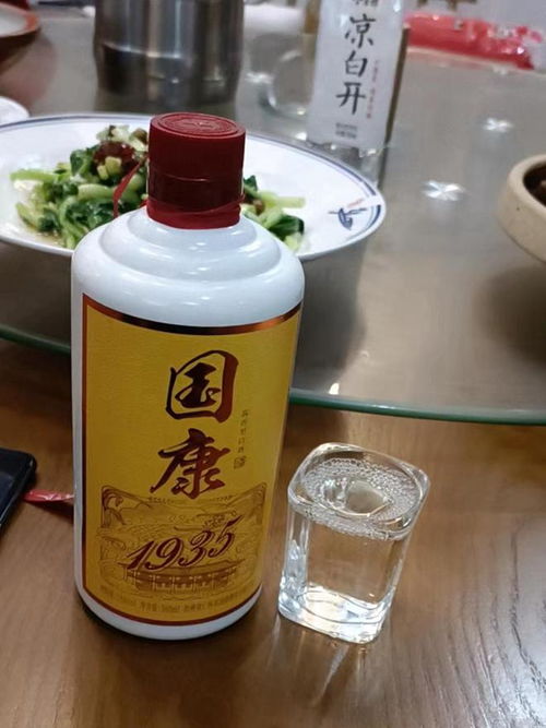 80后男子晒聚餐照片,桌上的酒火了 网友直言 这才是普通人的酒