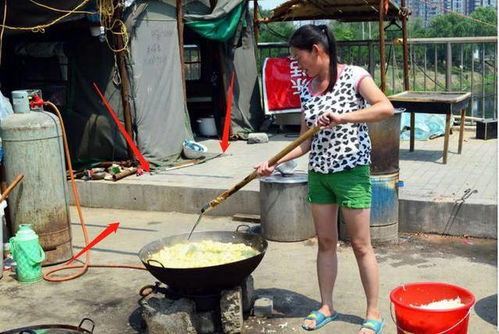 烈日下的工地女厨师,每天太阳暴晒累到昏厥,日收入仅80元